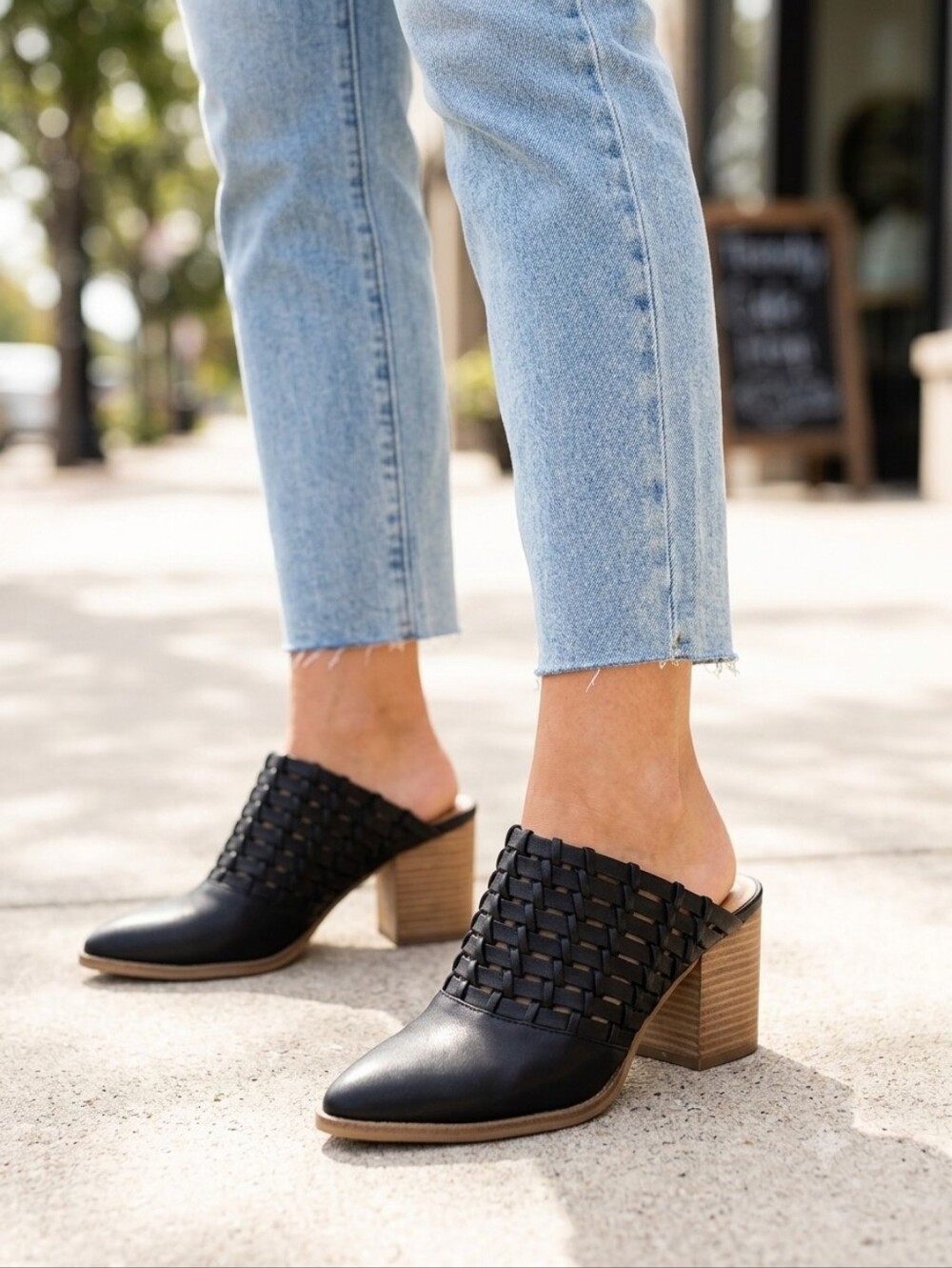 DV Dolce Vita Taya Black Woven Cutout Chunky Block Heel Mule Clogs Size 6.5